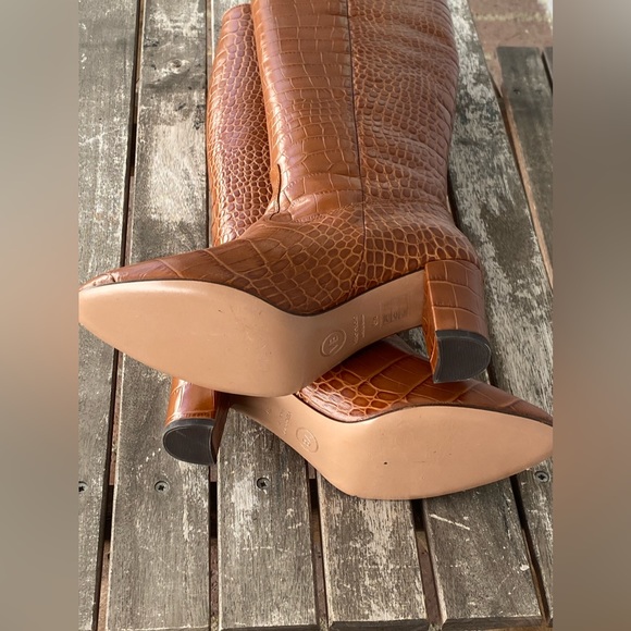 VERONICA BEARD Abella Boots. Color is Honey. Size 6.5 - Picture 9 of 12